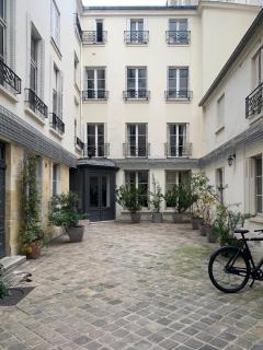 Cozy mezzanine studio in the heart of Paris - 2