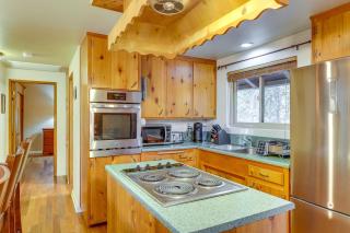 Woodsy Cabin on Strawberry Creek - Steps to Town! - Idyllwild - 3