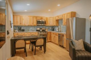 Sage Suite at ArnoTriplex! Hot Tub and Pet Friendly! - Albuquerque - 7