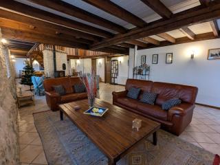 Grand Gîte Familial avec Piscine Chauffée, Wi-Fi et Animaux Bienvenus - FR-1-653-272 - Angeduc - 4