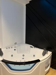 Luxe Haven Jacuzzi - Athens - 4