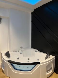 Luxe Haven Jacuzzi - Athens - 3
