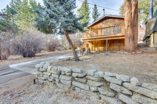 2 Mi to Big Bear Mtn Resort: Cabin w/ Updated Deck - Big Bear Lake - 9