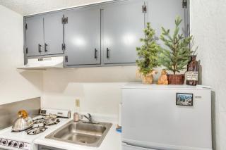 2 Mi to Big Bear Mtn Resort: Cabin w/ Updated Deck - Big Bear Lake - 2
