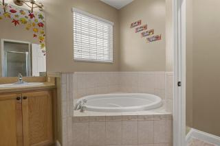 Elegant House, King Beds, Privacy fence, Massage - Lakeland - 2