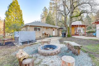 4 Mi to Dtwn Grass Valley Forest Oasis with Hot Tub - Grass Valley - 0