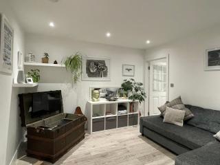 St Leonards Contemporary Courtyard Apartment - Hollington - 0