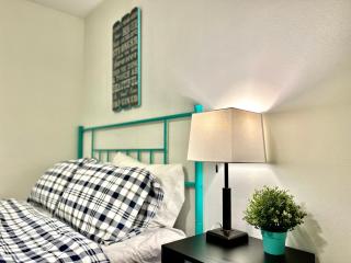 Private Room with Shared Bathroom on the 1st Floor 10 minutes walk to University of Washington - Seattle - 7