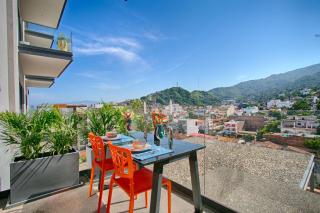 HGTV Funky Loft-Style Condo, Mtn Views, Pool, Gym - 5