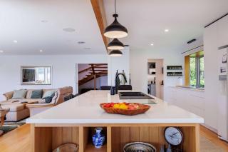 The Bach - Luxury Waterfront Living with Spa Pool - 3