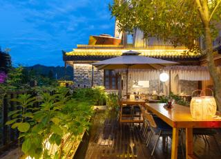 Phoenix Whispering River Yard - 9