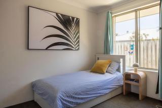 Family Retreat, near beach & town - 3