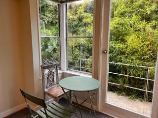 Studio is 2nd door past carport - Auckland - 7