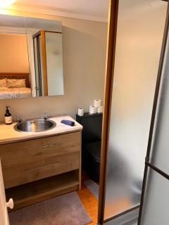 Studio is 2nd door past carport - Auckland - 5