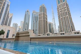 Walk to Dubai Mall 2BR Apartment with Balcony and Pool - 2