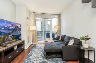 Executive 2BR 2BATH Condo with Lakeview Steps from SQ1 - Mississauga - 3
