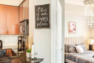 Executive 2BR 2BATH Condo with Lakeview Steps from SQ1 - Mississauga - 8