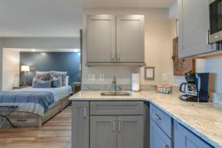 Urban Hideaway Cozy Studio with Pool Access - Nashville - 8