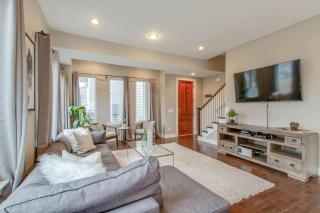 Ultra Modern Pad Minutes To Downtown Comfortable Beds - 9