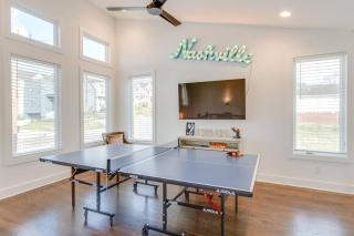 Modern Farmhouse Game Table Minutes To Broadway - 9