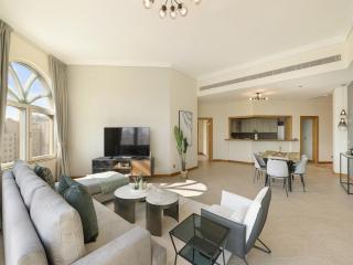 Short-stay at Al Haseer - 4 Beds Palm Holiday Apt - 5