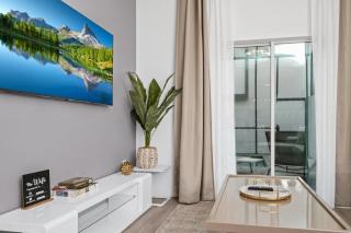 Sleek 4BR Home with Private Pool, Near Disney and More - 8