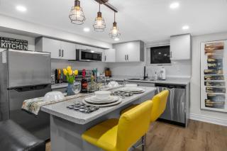2 BR ground-level suite in a bungalow with full kitchen, parking, and 20 mins to Downtown - Toronto - 8