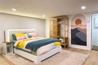 2 BR ground-level suite in a bungalow with full kitchen, parking, and 20 mins to Downtown - Toronto - 7