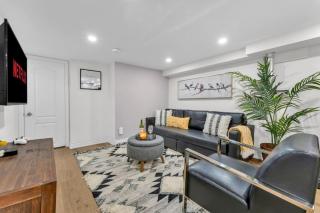 2 BR ground-level suite in a bungalow with full kitchen, parking, and 20 mins to Downtown - Toronto - 1