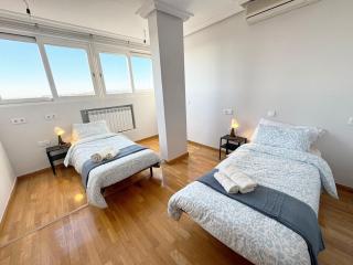 Madrid Luxe Oasis 4 Bedroom with Terrace & Pool - 9