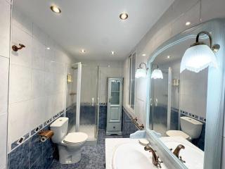 Madrid Luxe Oasis 4 Bedroom with Terrace & Pool - 4