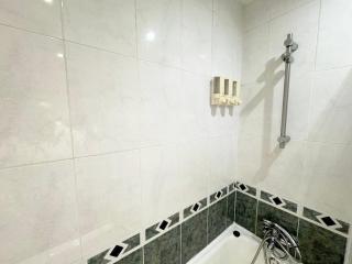 Madrid Luxe Oasis 4 Bedroom with Terrace & Pool - 2