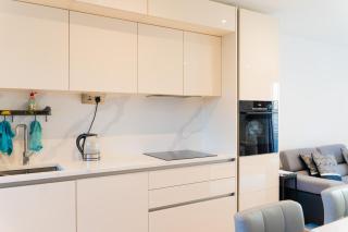 Modern Entire Unit 3BR, 3BA, balcony, 86inch TV - 15mins to city - Romford - 4