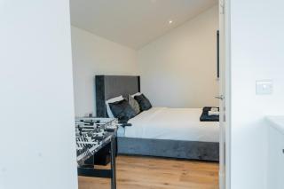 Modern Entire Unit 3BR, 3BA, with FREE Parking, balcony, 86inch TV - 15mins to city - Romford - 5