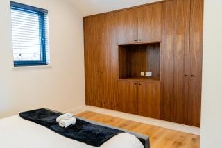 Modern Entire Unit 3BR, 3BA, with FREE Parking, balcony, 86inch TV - 15mins to city - Romford - 3