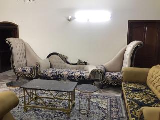 600 Square Yard First Floor Guest House - Karachi - 4