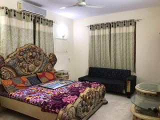 600 Square Yard First Floor Guest House - Karachi - 3
