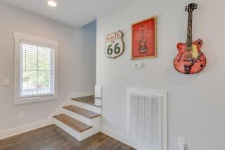 Hilltop Charmer Super Close To Downtown Three Bedroom - Nashville - 2