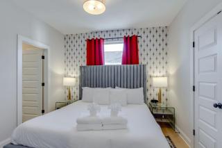 Beautiful Luxury Townhome Very Close To Broadway - 6