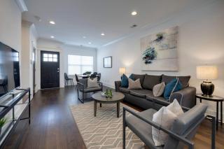 Ten Minutes to Broadway Stylish Gated Townhome - Nashville - 8