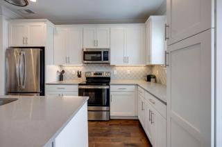 Ten Minutes to Broadway Stylish Gated Townhome - Nashville - 7