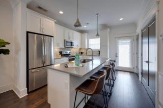 Ten Minutes to Broadway Stylish Gated Townhome - Nashville - 1