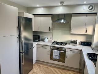 Luxury Spacious 4 Dbl BR House with Free Parking - 9