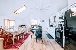 Modern Cabin CLOSE TO SKI with HOT TUB, VIEWS & Games - 7