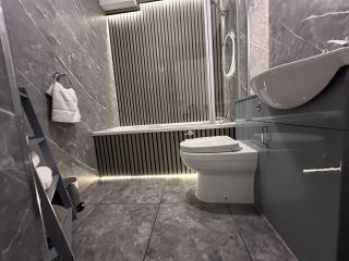 Modern 2-Bedroom Apartment Near Manchester with Free Parking - 6