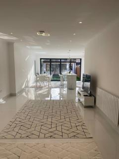 5 Bedroom Modern and Spacious House in London - - 2