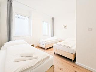 RAJ Living - 1 Room Apartment - Citycenter - 25 Min to Messe DUS - Krefeld - 1