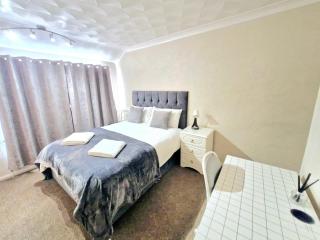 Cosy Luxurious Large 3 bedroom house, free parking, free WiFi - Havering - 0