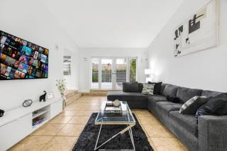 Pool House Escape w Hot Tub Game Room Wi-Fi - Hialeah - 4