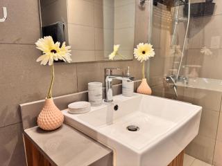 Studio Apartment with Gym , Pool - Sharjah - 4